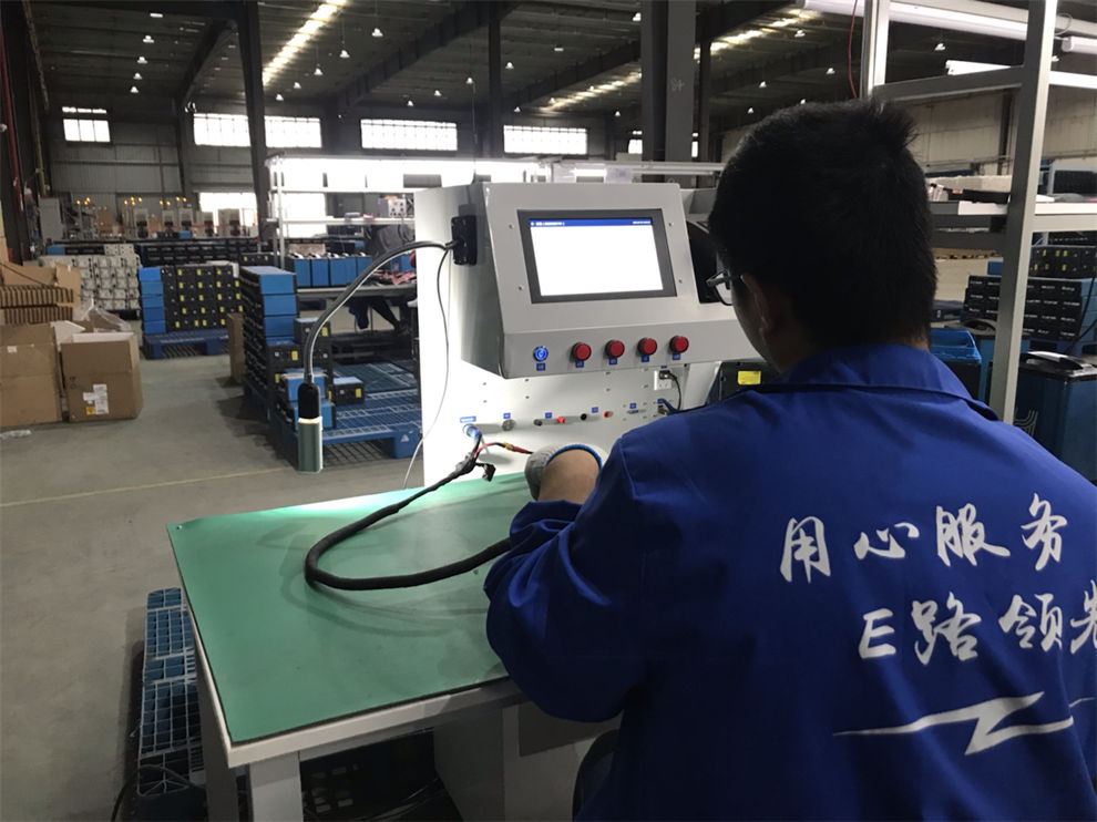 福光(guang)産品應(ying)用于在(zai)二輪車(che)锂電池(chi)維護現(xian)場